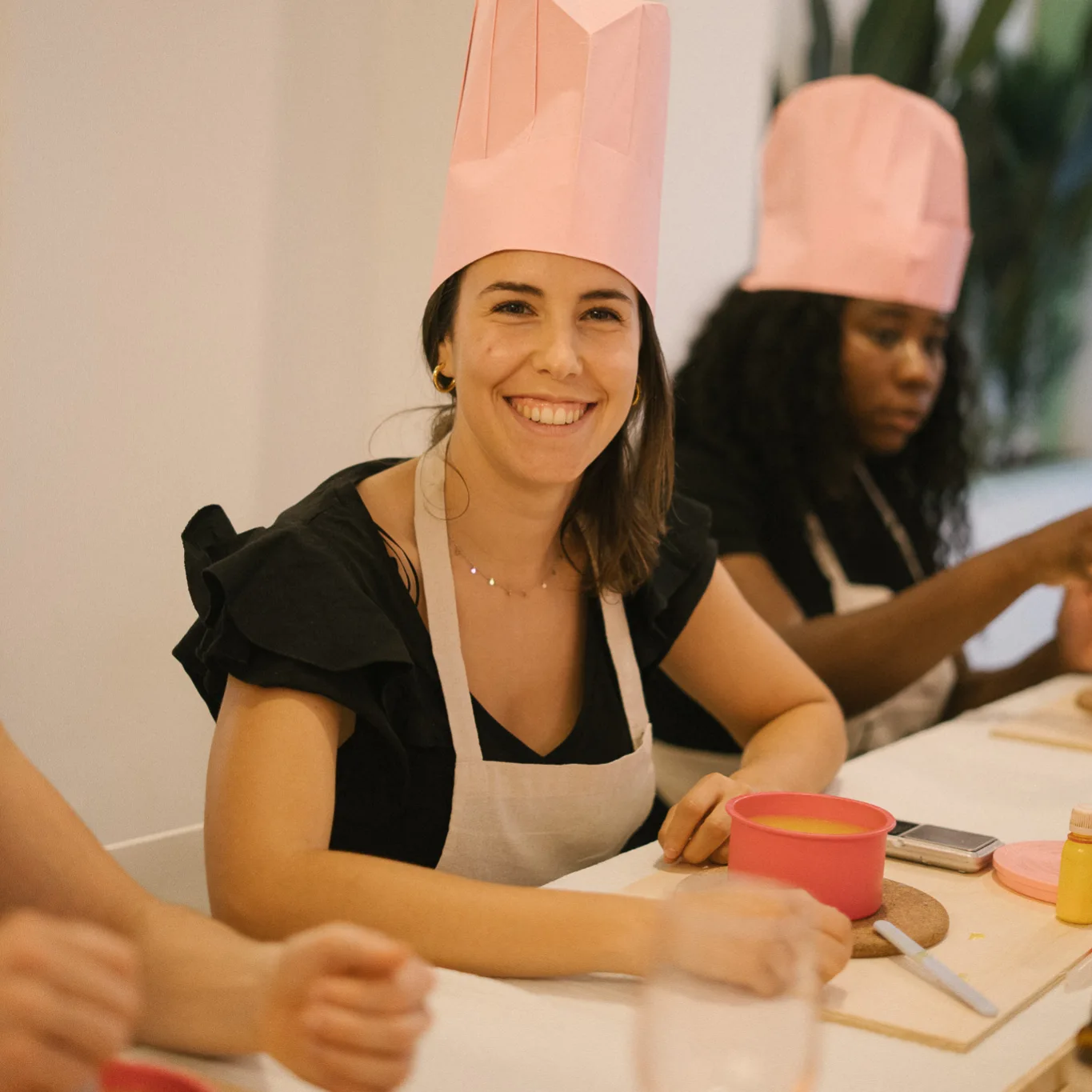 Chica disfrutando del taller de velas